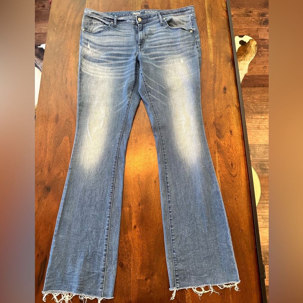 😎Mossimo Skinny Boot Distressed Raw Hem Jean